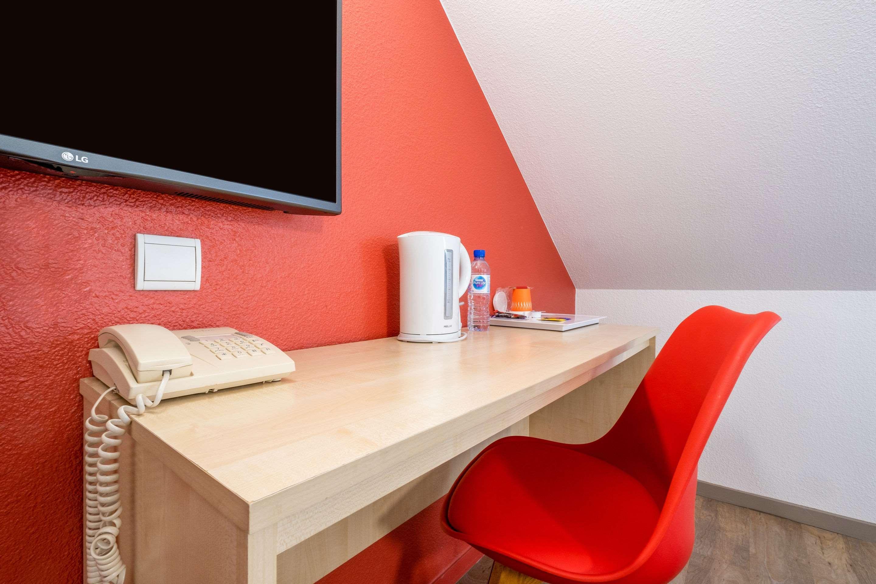 Comfort Hotel Etampes Bagian luar foto