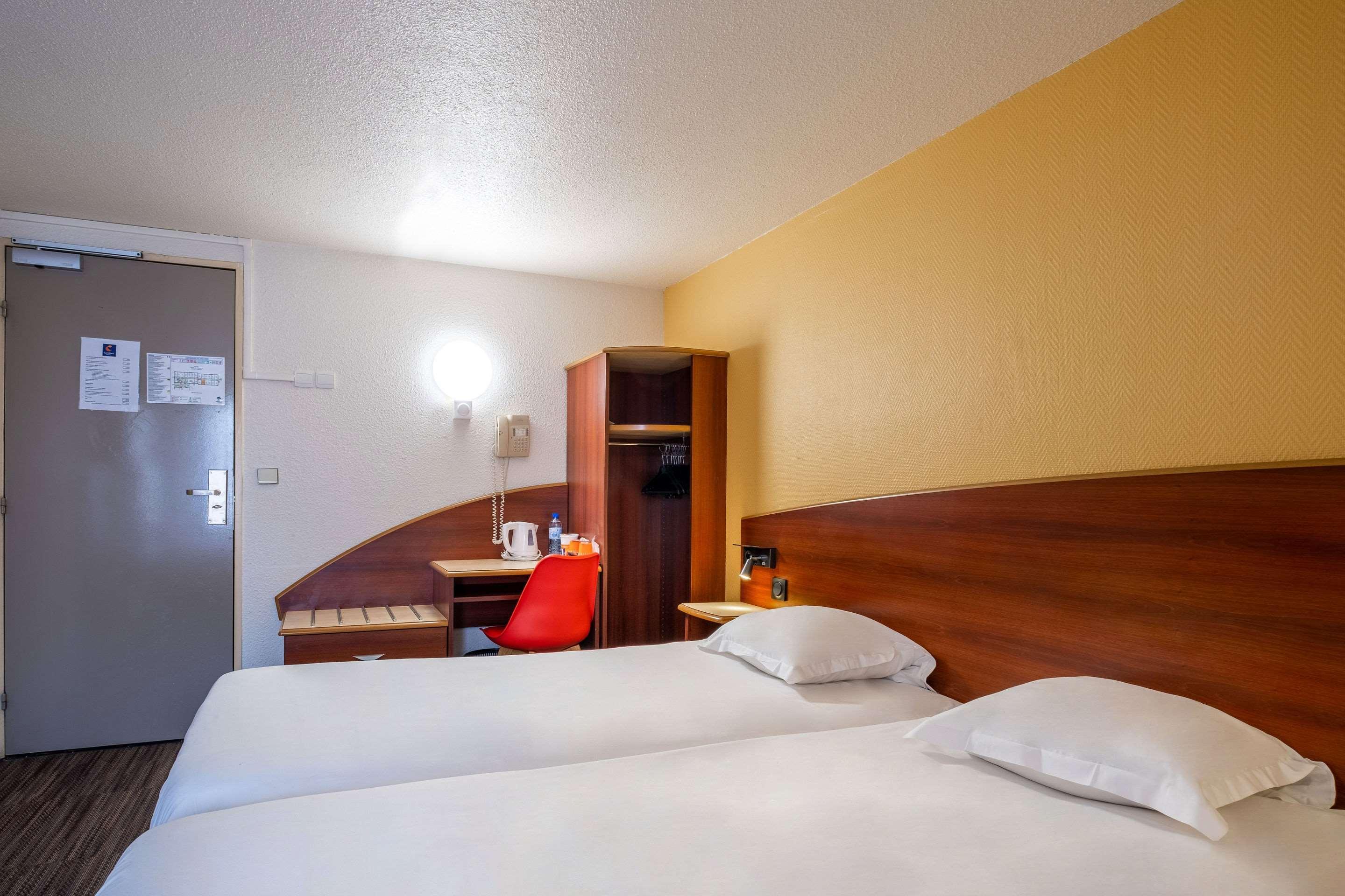 Comfort Hotel Etampes Bagian luar foto