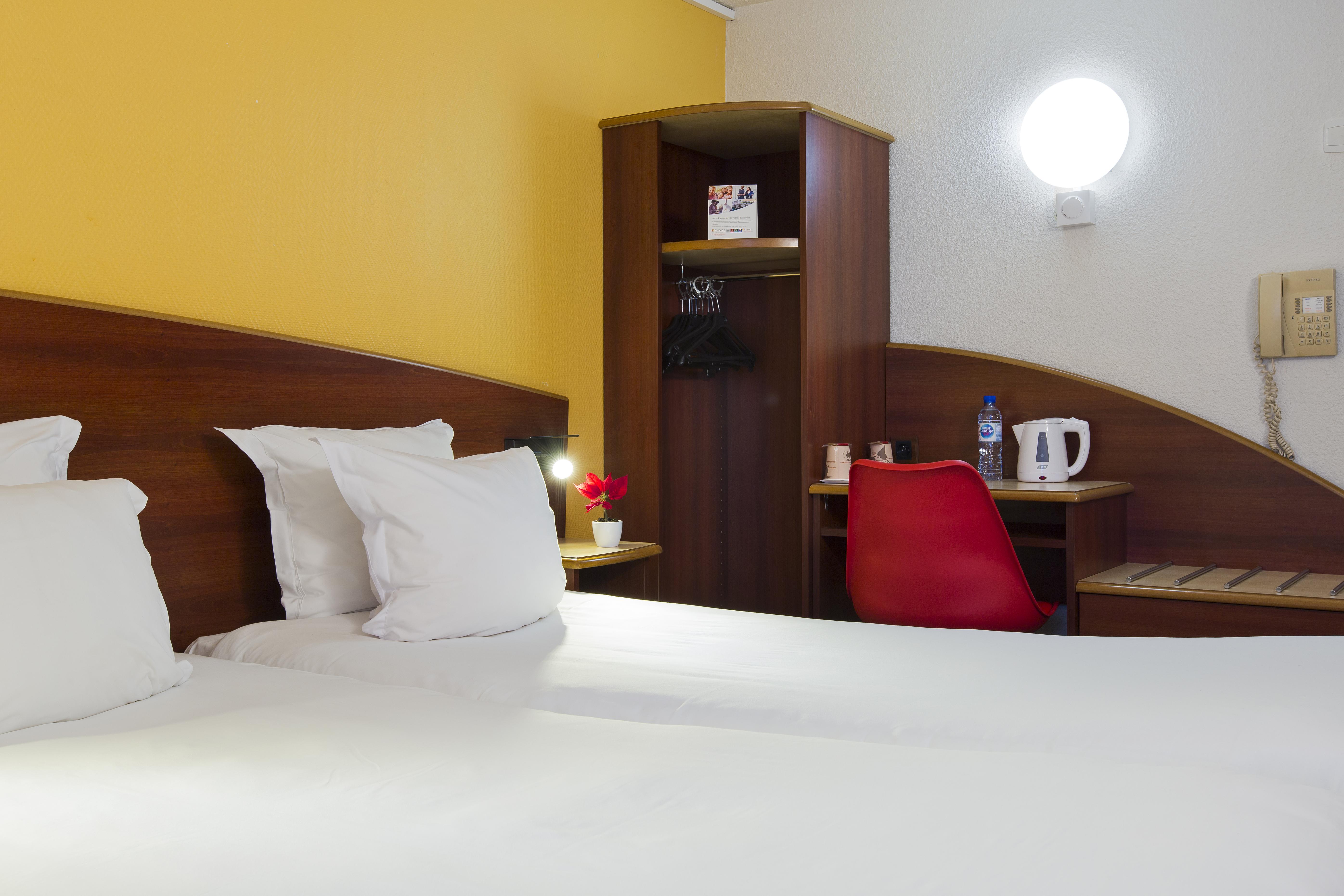 Comfort Hotel Etampes Bagian luar foto