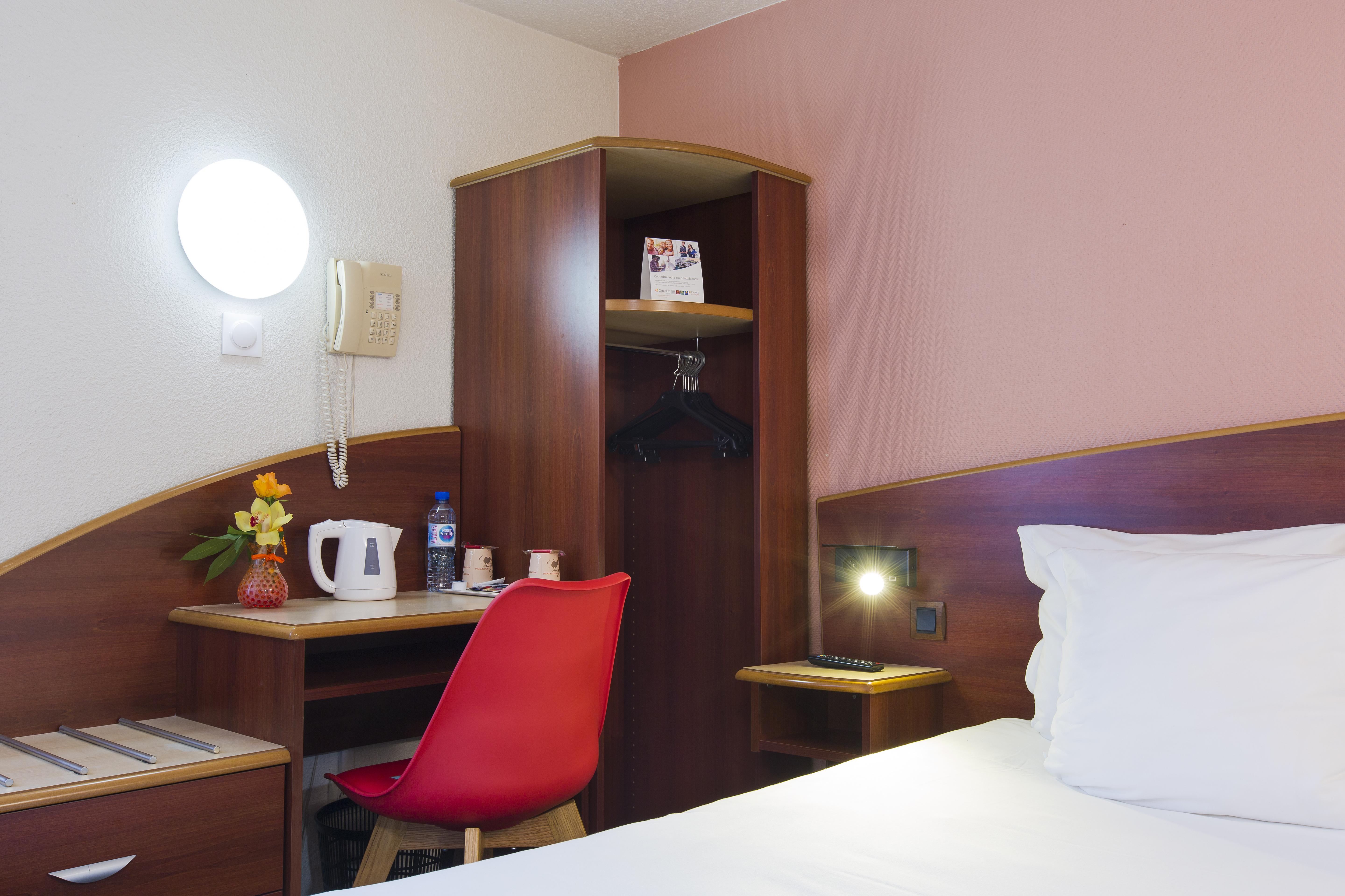 Comfort Hotel Etampes Bagian luar foto