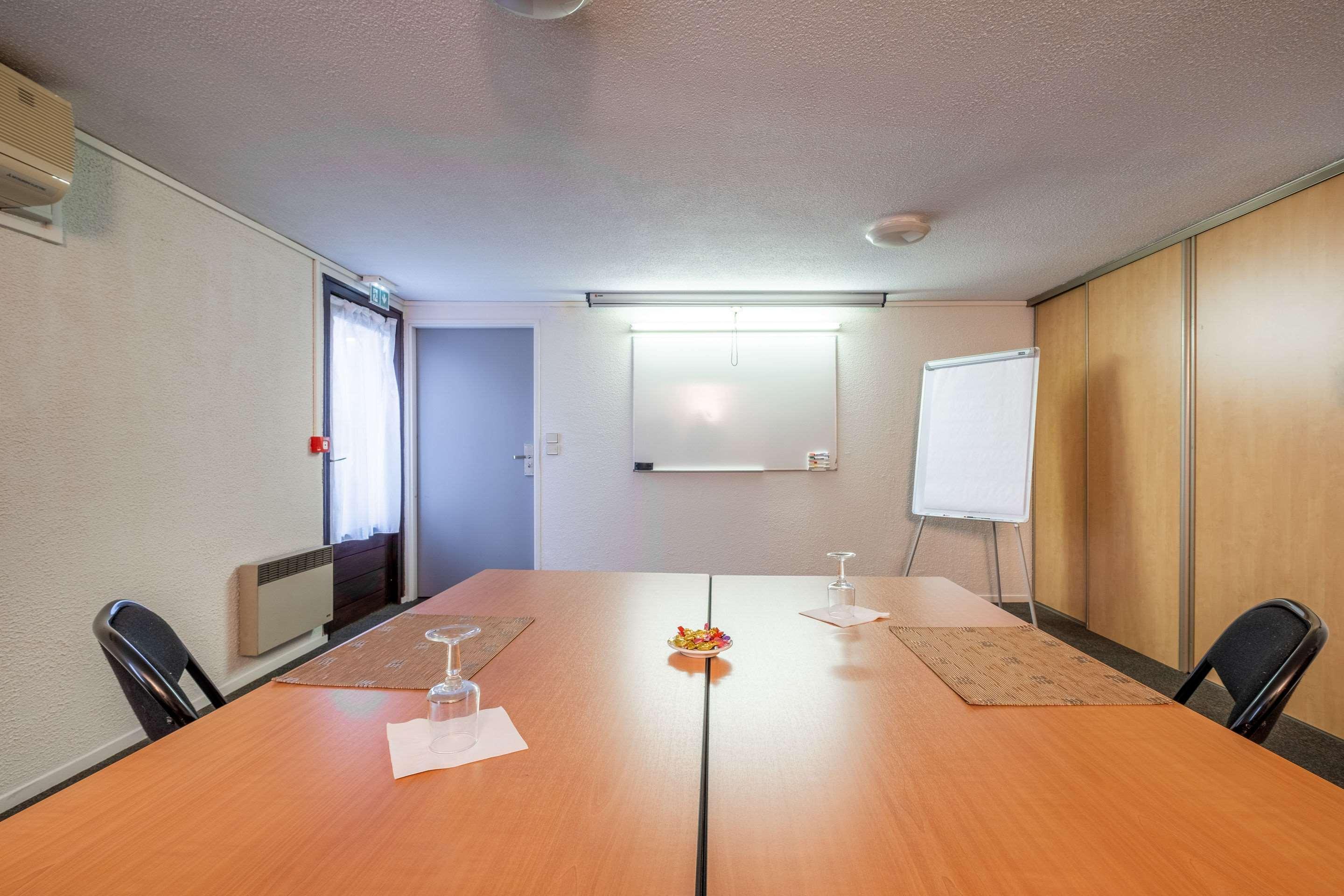 Comfort Hotel Etampes Bagian luar foto