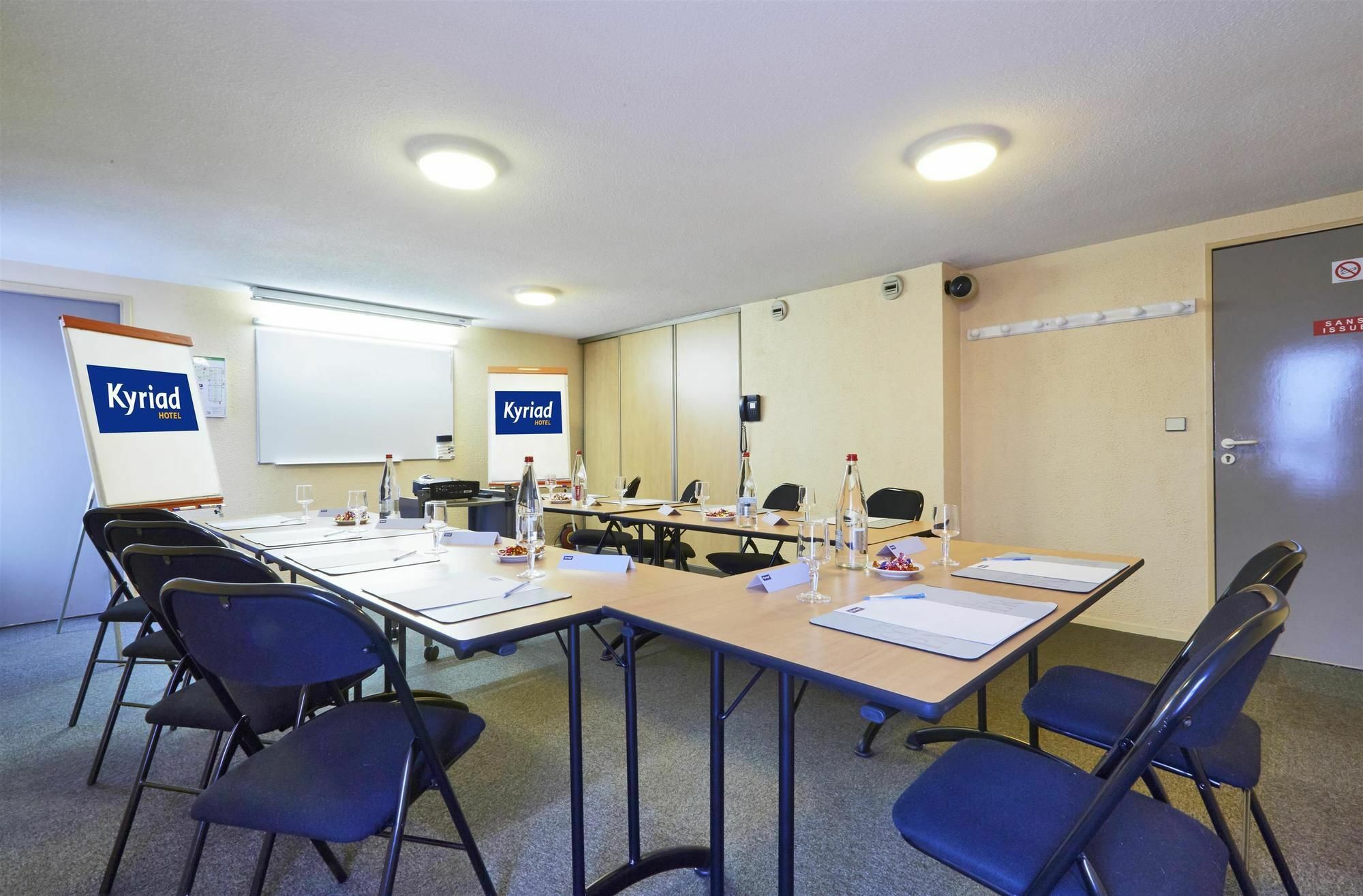 Comfort Hotel Etampes Bagian luar foto