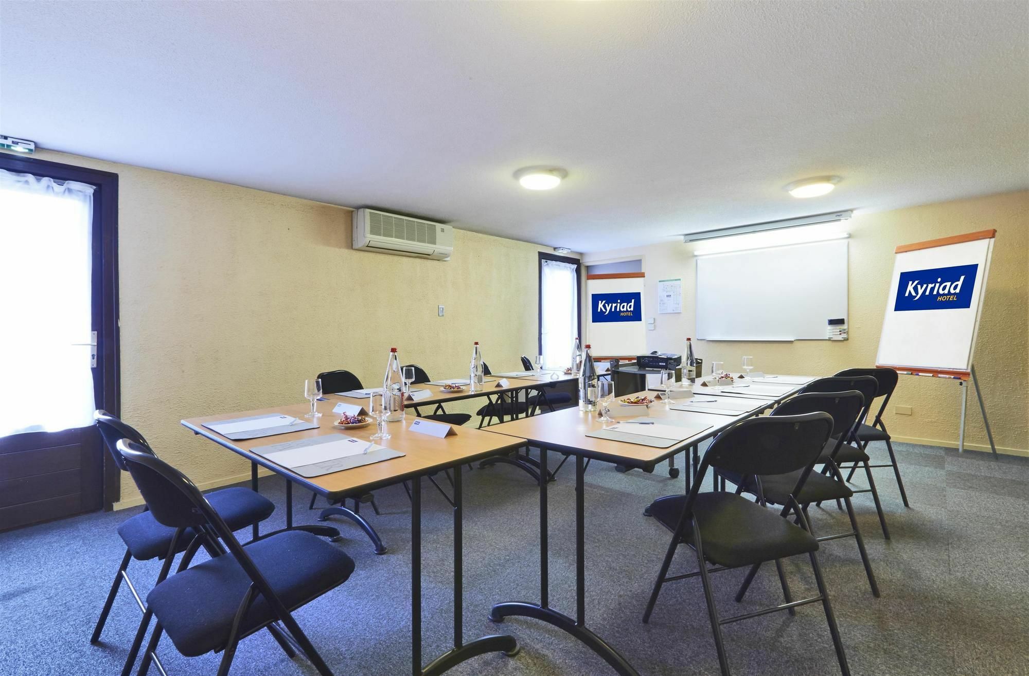 Comfort Hotel Etampes Bagian luar foto