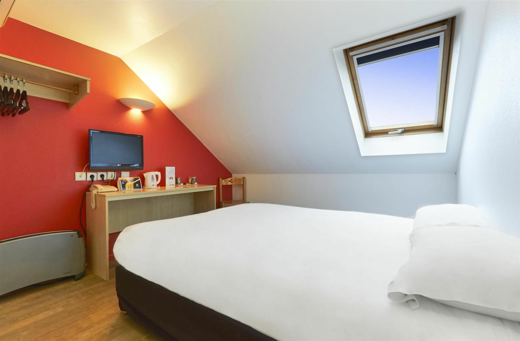 Comfort Hotel Etampes Bagian luar foto